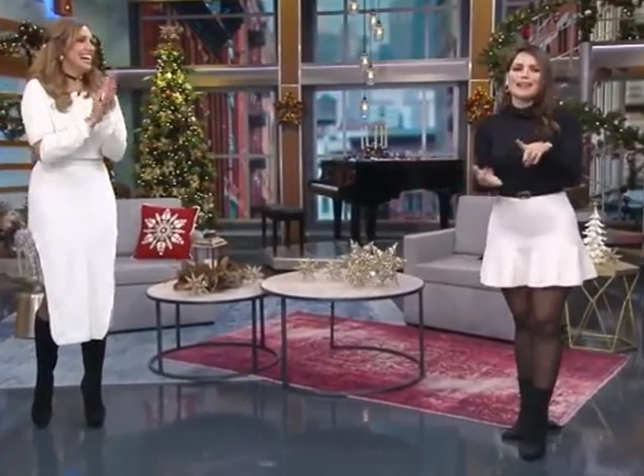 El espirítu de la Navidad se siente en la decoración y en la actitud del equipo.