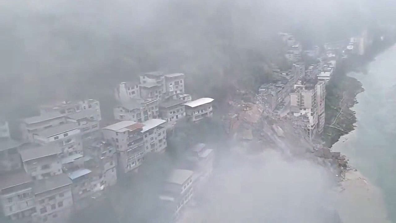 China bajo emergencia: Deslizamiento de tierra deja viviendas sepultadas y cientos de evacuados