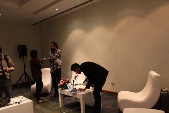 Ante el difícil panorama laboral al que se enfrentan los egresados de universidades, este par ha decidido darles otra opción.