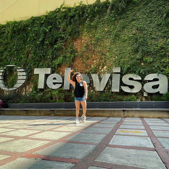 El encargado de darle vida a dicho personaje tan andrógino y simpático fue Alex Reyna. Curiosamente, en el programa él era un becario y, en entrevista para el canal de YouTube Soy Fernanda Blaz (2021), un día optó por usar botarga y crear a Ataulfo con el fin de demostrar su talento.