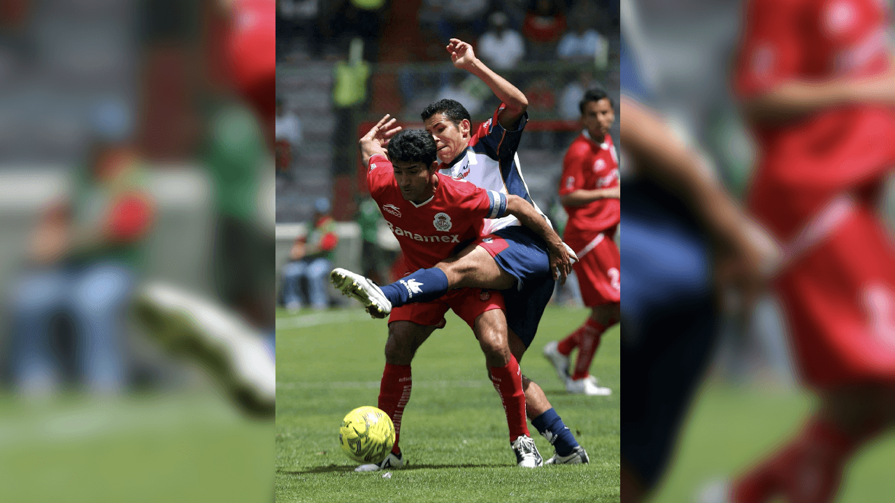 <b>9.- Protegía el balón como a su vida</b>
<br>- Era un futbolista difícil de parar y prácticamente impredescible en el campo de juego, porque su diminuta estatura apenas de 1.70 metros, le permitía cubrir adecuadamente la pelota y esto, sumado a su técnica individual, generaba que pudiera eludir a rivales con facilidad y también complicado de frenar porque siempre que recibía el balón, ya tenía elegida la siguiente jugada.