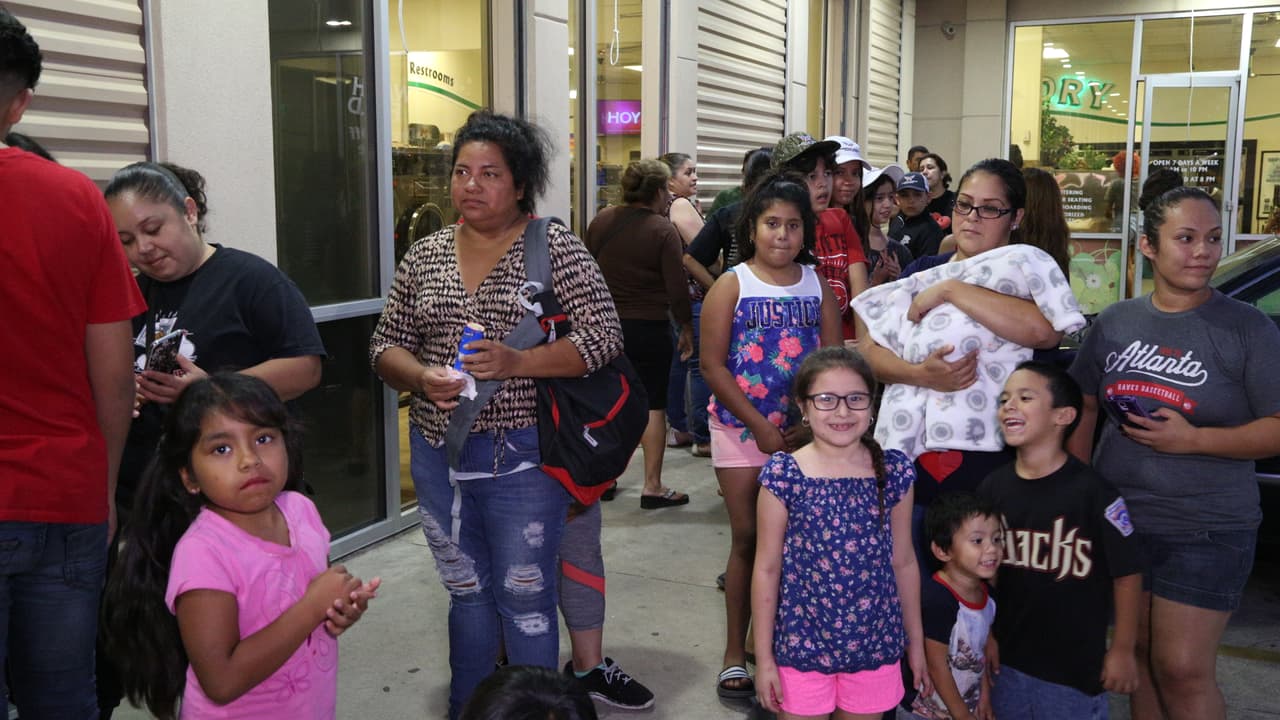 Así fue la entrega de ayudas por 'El Bueno, La Mala y El Feo' en Port Arthur, una de las localidades más afectadas por el huracán Harvey.