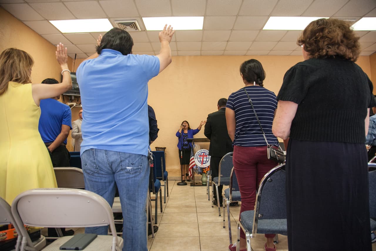 En la iglesia, Maty lidera los cánticos. Ella y Jimmy van tres ó cuatro veces a la semana a la iglesia y ha recibido mucho apoyo de los otros miembros de la congregación.