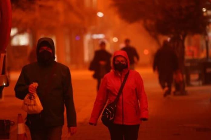 Estas son las postales que la arena del Desierto del Sahara, que llegó con las ráfagas de viento, ha dejado en Grecia.