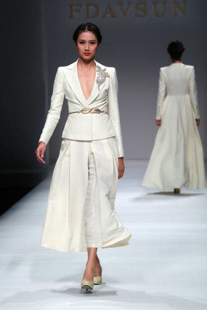 Abrigo. Aun en verano, siempre viene bien una prenda para cubrirte en ambientes con aire acondicionado y por la noche.