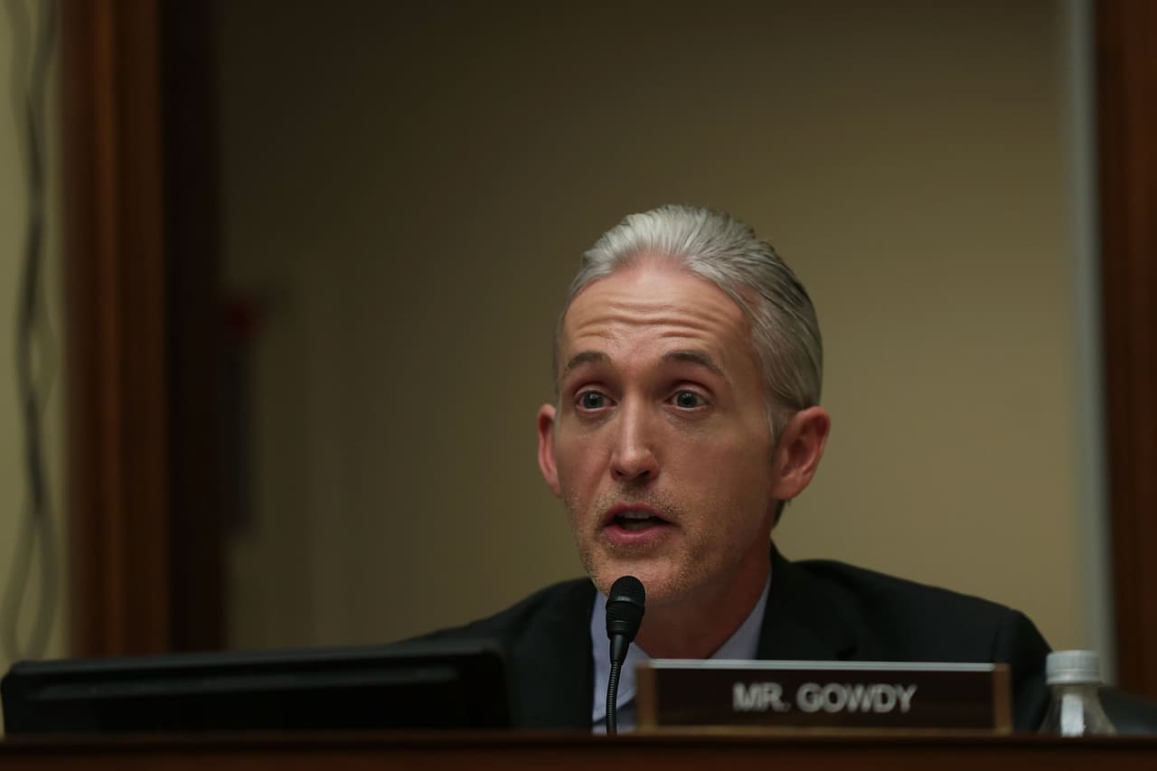<b>TREY GOWDY. </b>El congresista republicano por Carolina del Sur presidió 
<b><a href="http://benghazi.house.gov/">la investigación del comité de la cámara baja</a></b> sobre la muerte de cuatro estadounidenses en Benghazi, Libia y las acciones de Hillary Clinton cuando era secretaria de Estado. Criticó a Comey por no procesar a Clinton en la investigación del uso de un servidor privado de correo. 
<br>
