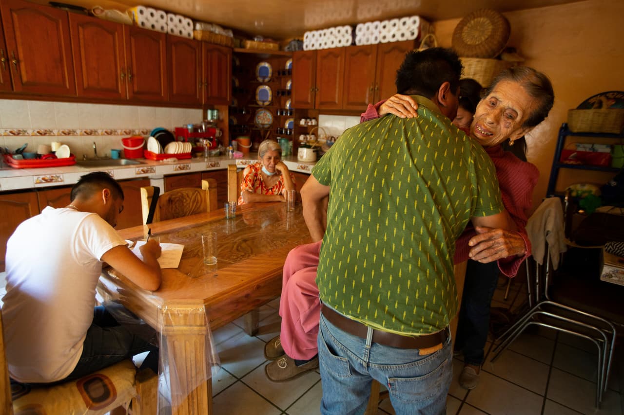 La recompensa para este joven doctor se ve reflejada no solo en la gratitud de sus pacientes, sino también en la de los familiares, como Orlando Infante quien lleva a su madre Beatriz Infante, otra de las pacientes sobrevivientes, a una silla de ruedas tras concluir la visita médica.