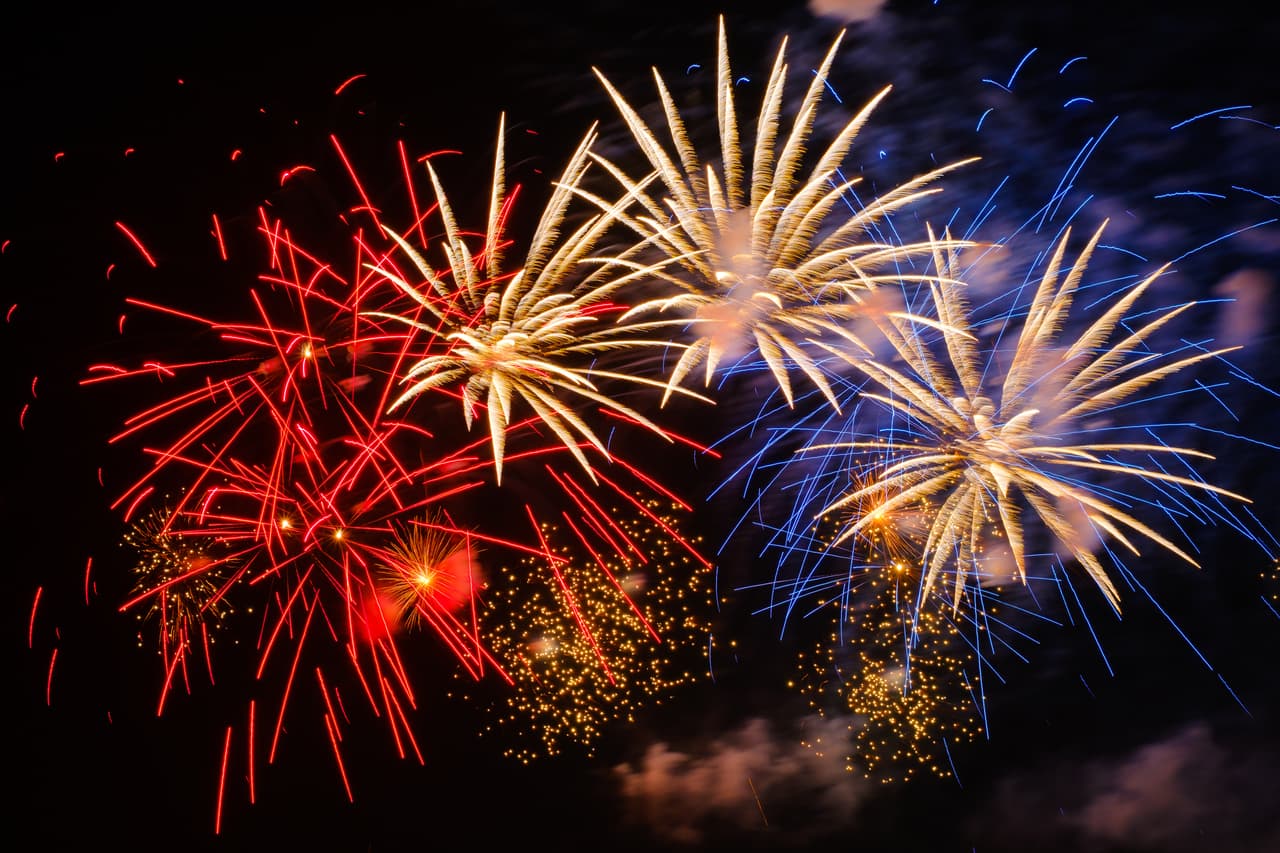 <b>Glendale, Firework Fest </b>
<br>Celebra el 4 de julio con música en vivo, bebidas festivas un deslumbrante espectáculo de fuegos artificiales en Westgate Entertainment District, sobre 6770 N. Sunrise Blvd., en Glendale, de 5 a 9 p.m. Entrada gratuita.