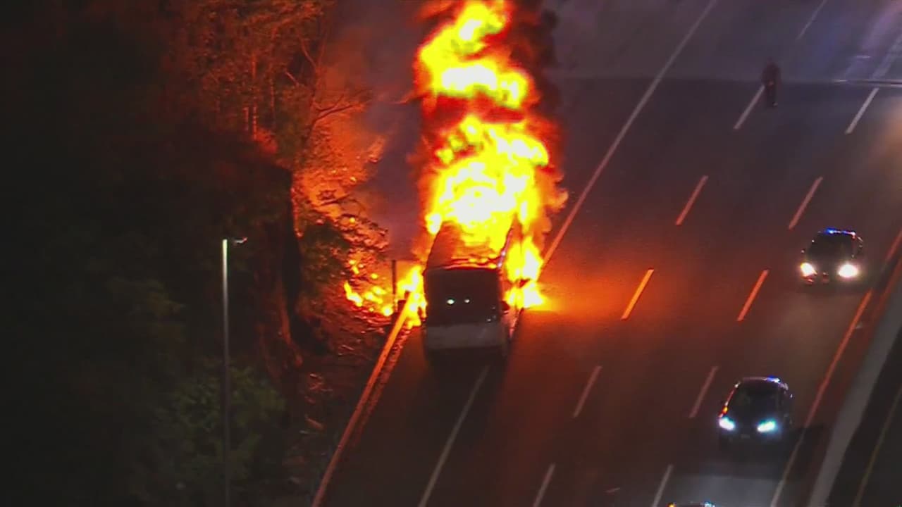 Un incendio en un autobús de NJ Transit interrumpió la mañana en la autopista Turnpike de Nueva Jersey. El siniestro ocurrió en la rama este, en dirección norte, 
<b>cerca de la salida 15X en Secaucus,</b> poco después de las 6:00 a.m.