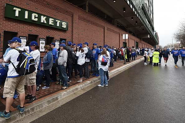 Ni la lluvia pudo parar la fiebre por los Cubs.