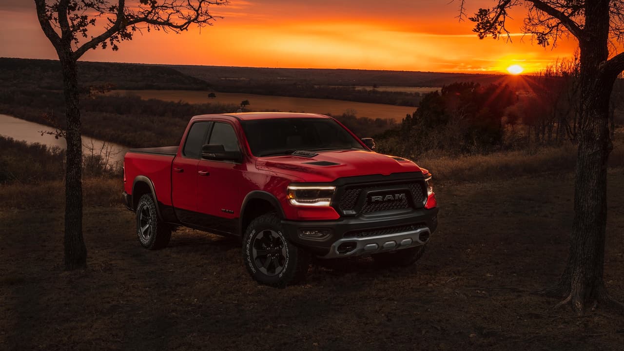 Según Mike Manley, presidente de la marca Ram, el equipo de desarrollo de la nueva camioneta “logró de 
<b>reducción de peso de 225 libras</b>, un aumento de la
<b> capacidad de remolque a 12,700 libras</b>, el desarrollo de una impresionante pantalla táctil Uconnect de 12 pulgadas y sistemas activos que mejoran la eficiencia de combustible y ayudan a los conductores a tener un viaje seguro”.