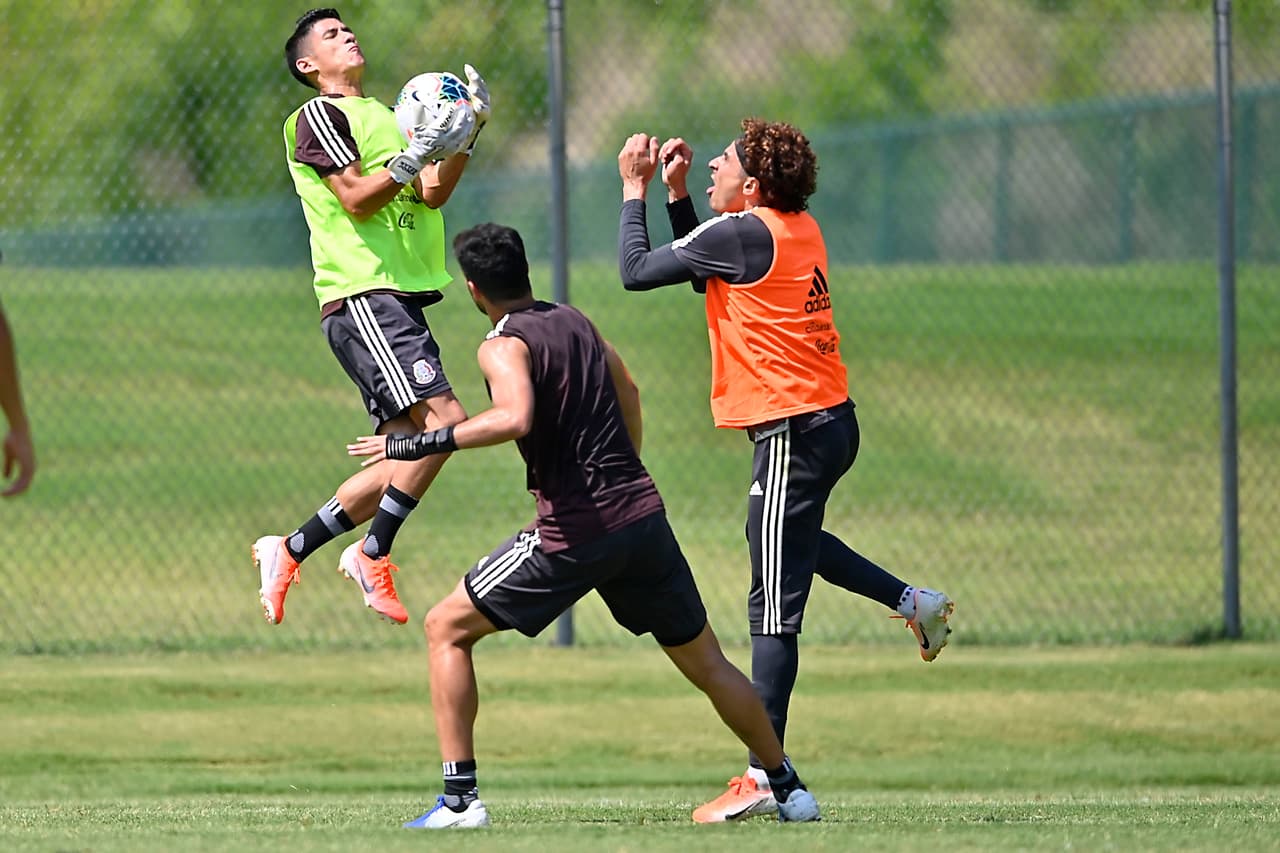 En uno de los campos de la Universidad de Carolina del Norte la selección mexicana de fútbol entrenó por última vez con miras a lo que será el duelo ante Martinica en el cierre del Grupo A. Héctor Moreno y Rodolfo Pizarro se reitegraron al grupo que dirige el 'Tata' Martino. Fernando Navarro, Jonathan Orozco, Luis Montes y Pizarro serían titulares en el Bank of America Stadium de Charlotte.