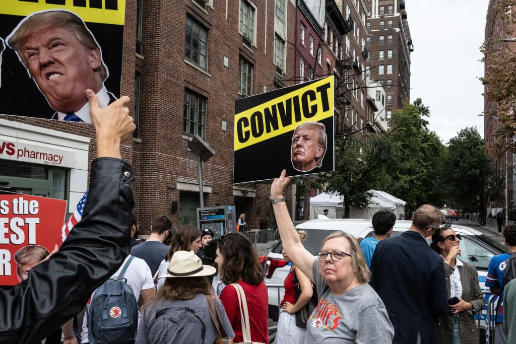 Manifestantes pacíficos corean consignas contra las políticas de Trump en las calles de Manhattan.