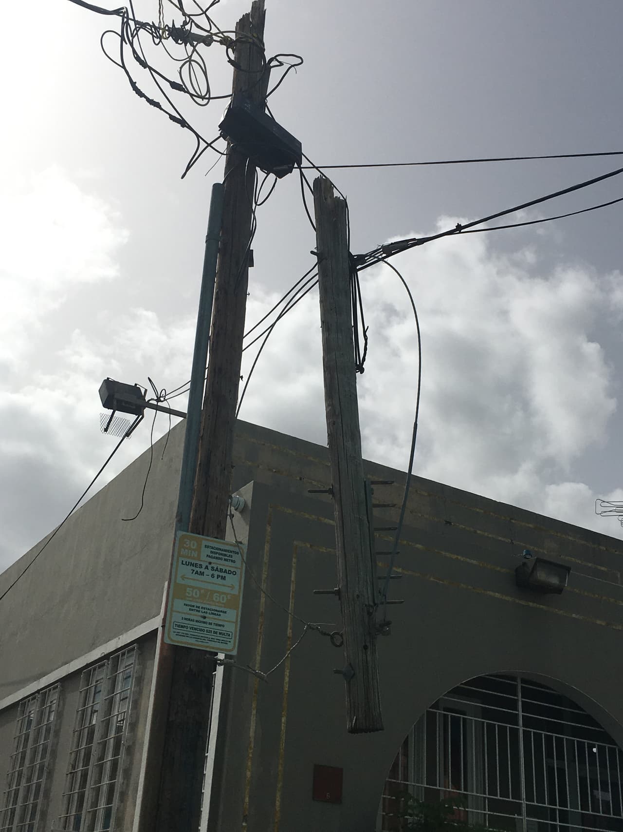 Otros postes quedaron destrozados por los vientos de más de 140 millas por hora de María y que están literalmente colgando