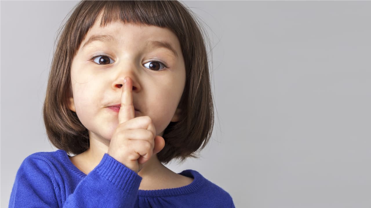 Recuerda que el tacto social consiste en “¡callarse cuando todos a tu alrededor están deseando que lo hagas!”. Hablar por hablar, sin sentido ni propósito, te desgasta energéticamente y te induce a cometer errores.