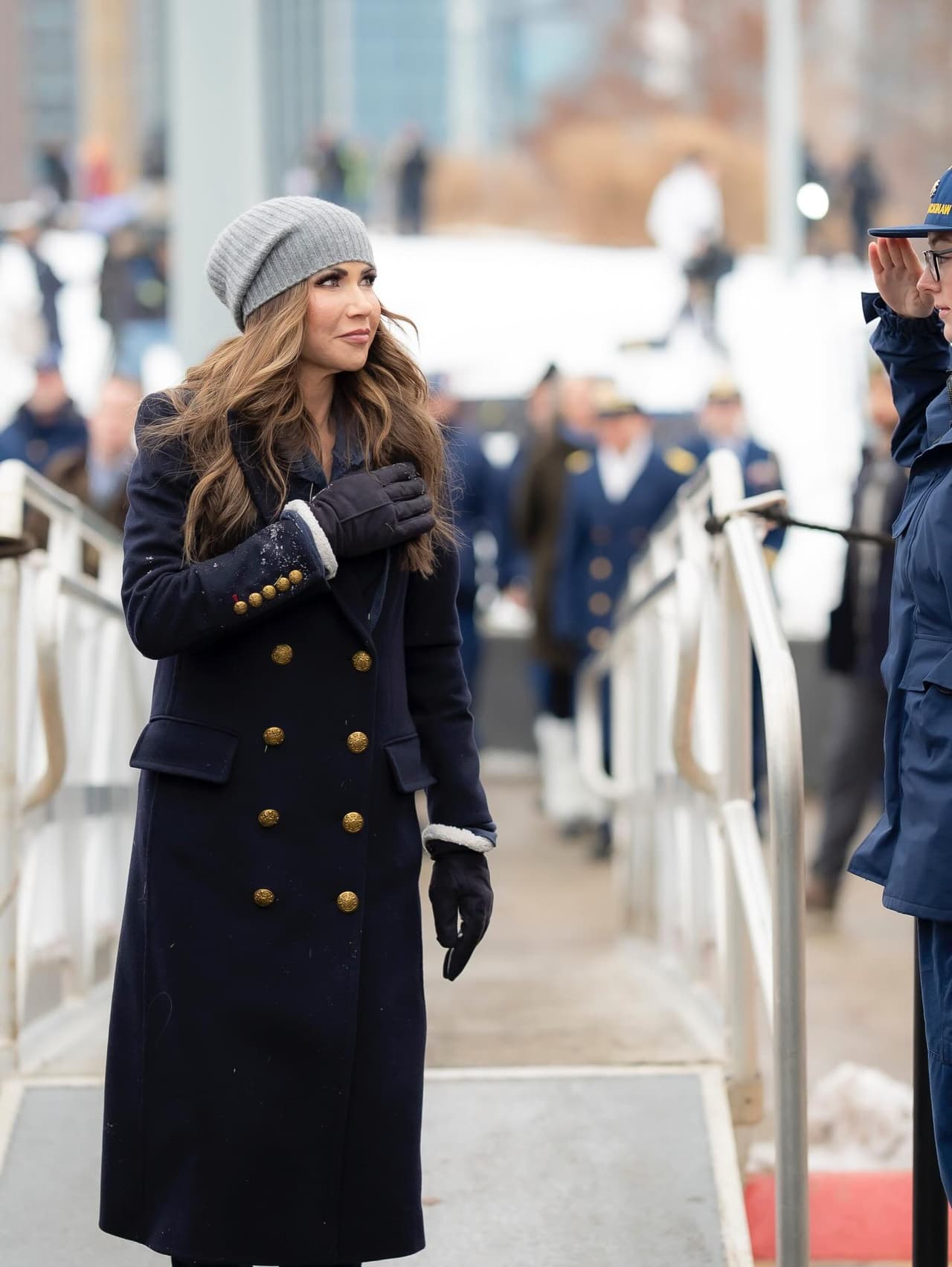 Pero la presencia de Noem atrajo también a docenas de manifestantes, algunos con carteles que se leían :
<br>
<br>“Árboles para las familias, no accesorios para los políticos”.