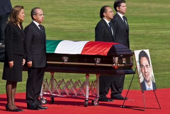 El 4 de noviembre del 2008, el presidente Calderón recibió un fuerte golpe en su adminsitración: murió en un accidente aéreo, Juan Camilo Mouriño, secretarío de Gobernación.