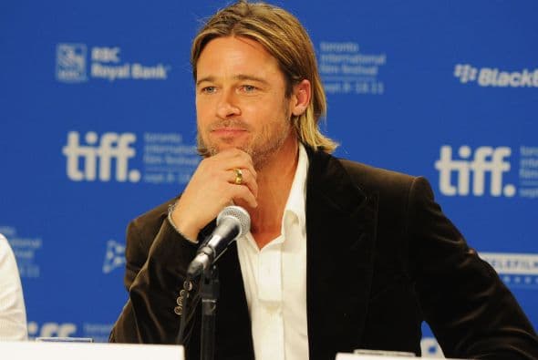 BRAD PITT- ¿Qué harías si te encontraras a este galán repartiendo volantes en la esquina de una calle? ¡Seguro actualmente te lanzarías por un autógrafo!; sin embargo, eso nadie lo hacía hace varios años cuando él se dedicaba a ser una botarga del restaurante de comida rápida, El Pollo Loco en Sunset Boulevard, según la revista 'People'.