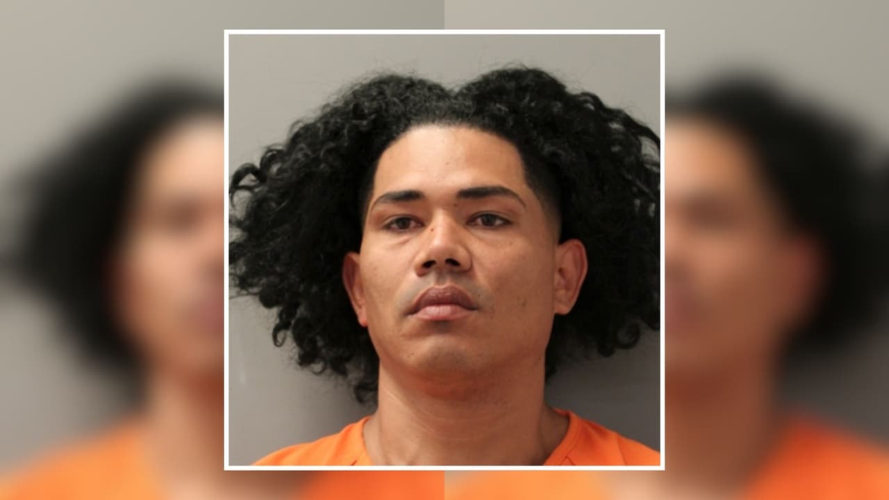 Hombre enfrenta cargos tras abandonar a un niño en una autopista, huir y agredir a un oficial en Houston