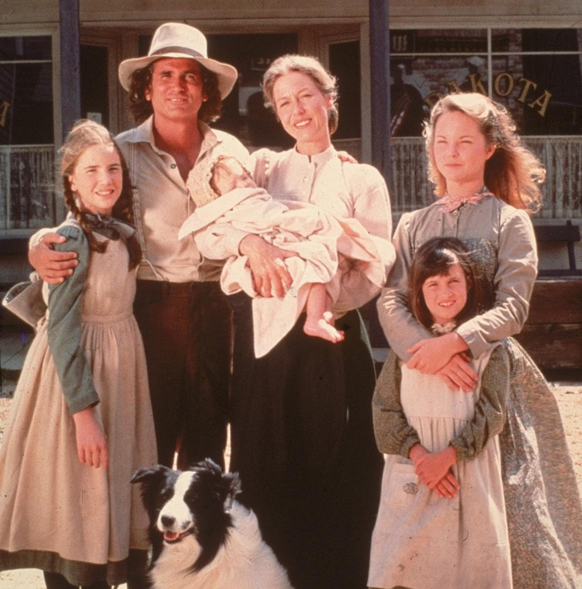 Por una década, el público siguió la historia de amor y superación de la familia Ingalls en 'Los Pioneros', con Charles y Caroline (Michael Landon y Karen Grassle) sacando adelante a sus hijas, entre ellas la precoz Laura (Melissa Gilbert) y la invidente Mary Anne (Melissa Sue Anderson) en un pueblo del oeste.