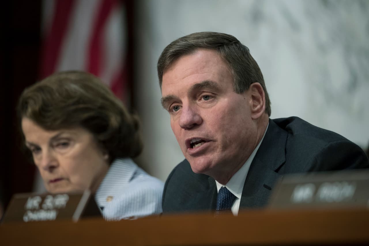 El senador Demócrata Mark Warner al dirigirse a James Comey al comienzo de la presentación.