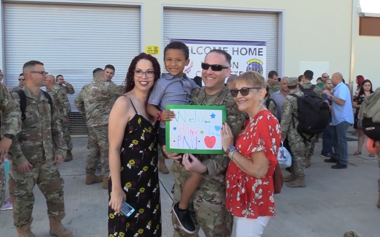A sólo días para la celebración de Acción de Gracias decenas de familias boricuas celebraron la llegada de seres queridos que estaban en una misión en Oriente Medio.