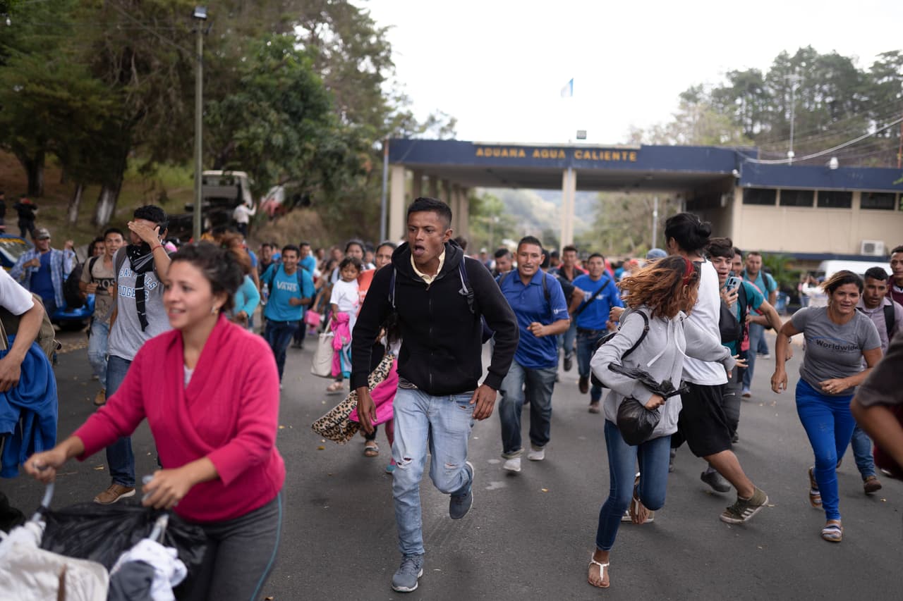 La caravana de hondureños rompe el cerco policial en la frontera con Guatemala y sigue su camino a EEUU