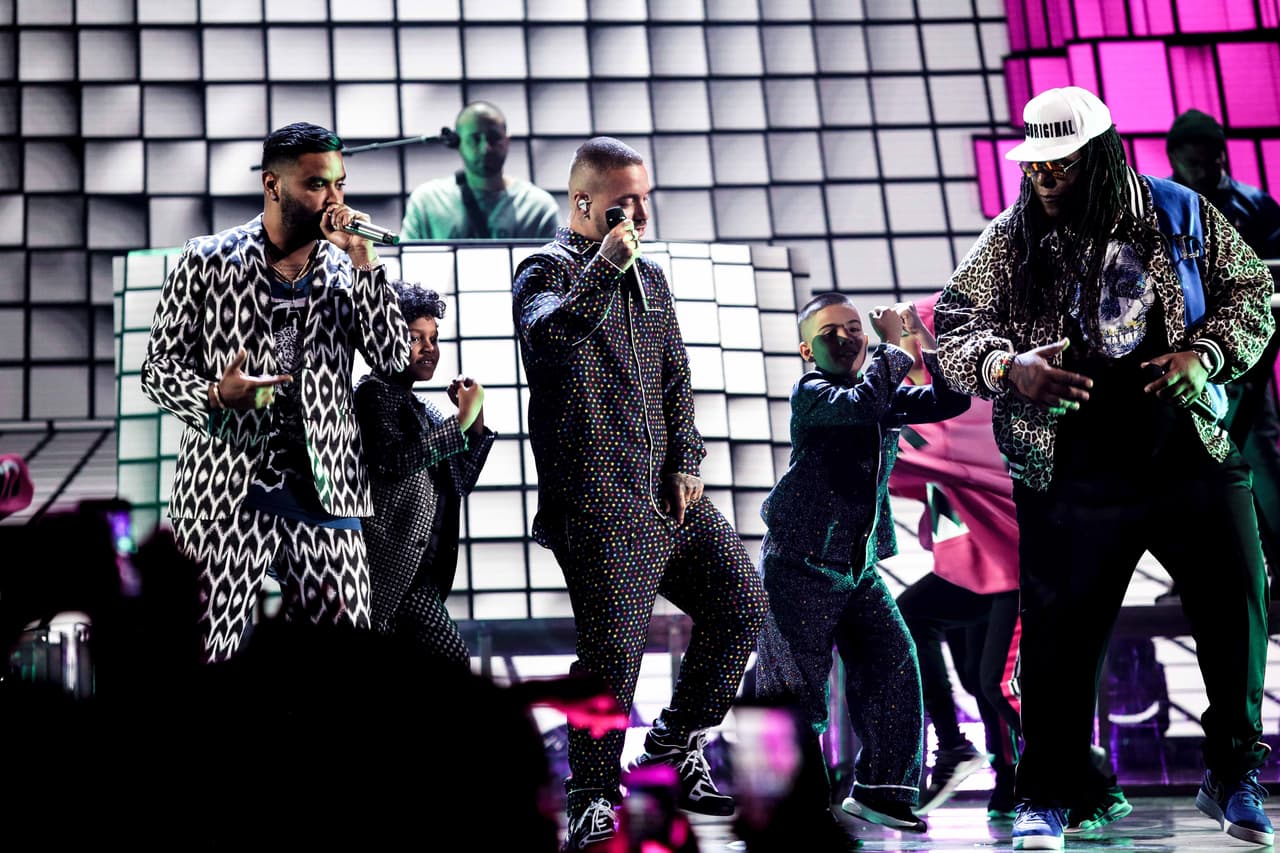 Es que llamó la atención que para cantar 
<b><a href="https://www.youtube.com/watch?v=2zn4dAuZ2RU">'No es justo' junto a Zion y Lennox</a></b> escogió una pijama, de
<b> la casa Valentino</b>, valorada en 1,960 dólares.