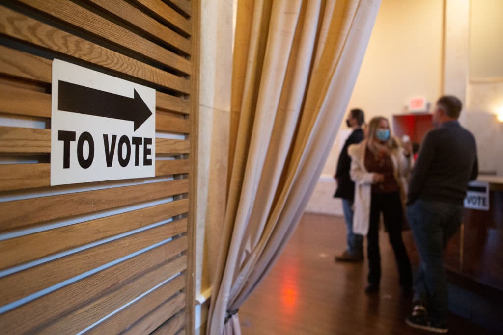Votantes esperan en fila para votar en el colegio de Park Tavern, en Atlanta, Georgia.