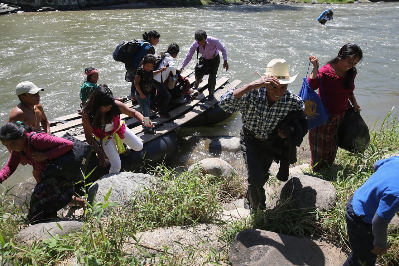 Además de personas, mucha mercancía es llevada de contrabando a través de este río.