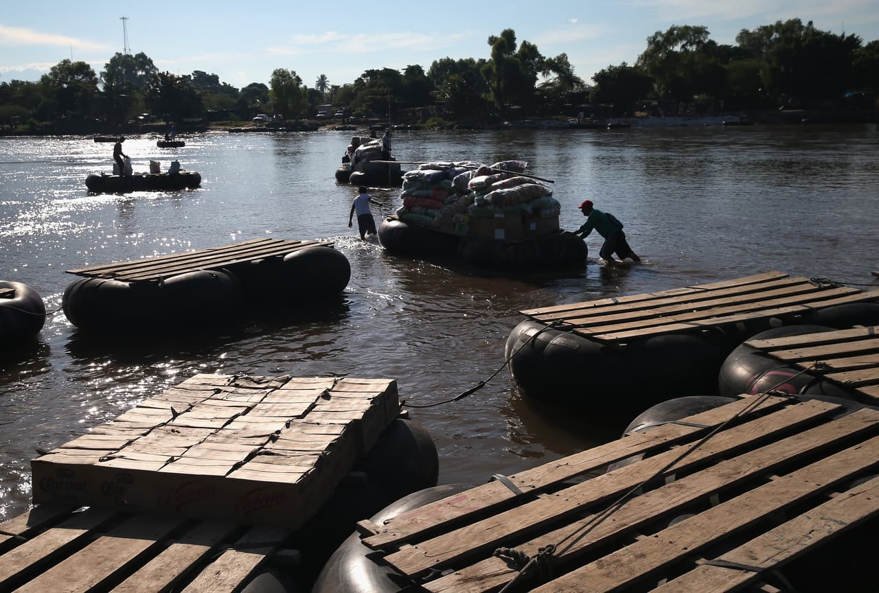 Más de tres millones de centroamericanos viven en EEUU. Y cada año, miles más atraviesan México para intentar alcanzar ese destino. El fotógrafo John Moore retrató ese arriesgado trayecto. La travesía generalmente empieza en el río Suchiate, frontera entre Guatemala y México, donde decenas de personas cruzan cada día en improvisadas embarcaciones.