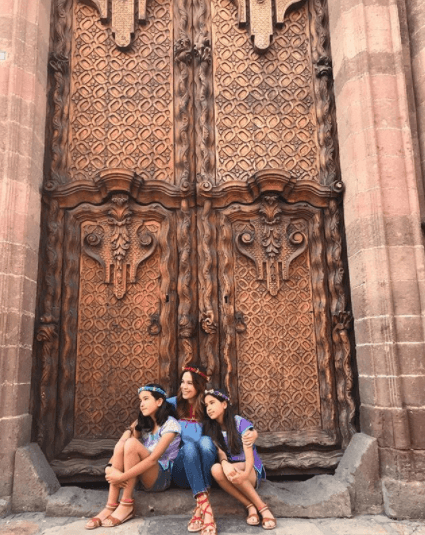 Nuestra conductora estuvo acompañada de sus hijas, que lucían muy coquetas con sus coronas de flores.