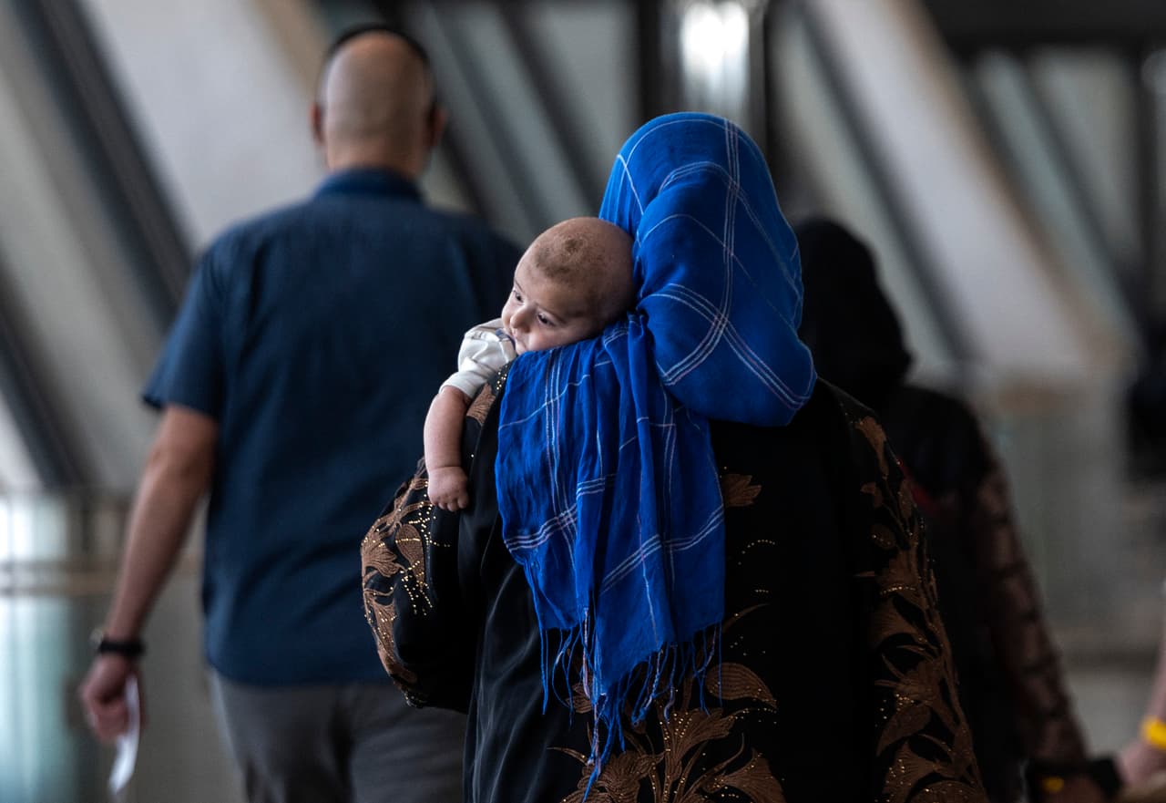 “¿Puedo salir del país sin haber asistido a mi primera cita de asilo?” Respondemos tus preguntas de inmigración