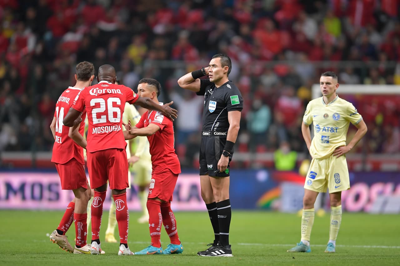 Con goles de Haret Ortega y Leo Fernández, el cuadro mexiquense aprovechó los errores azulcremanas para ir con ventaja al juego de vuelta que se disputará el próximo sábado en la cancha del Estadio Azteca con un 2-1 parcial.