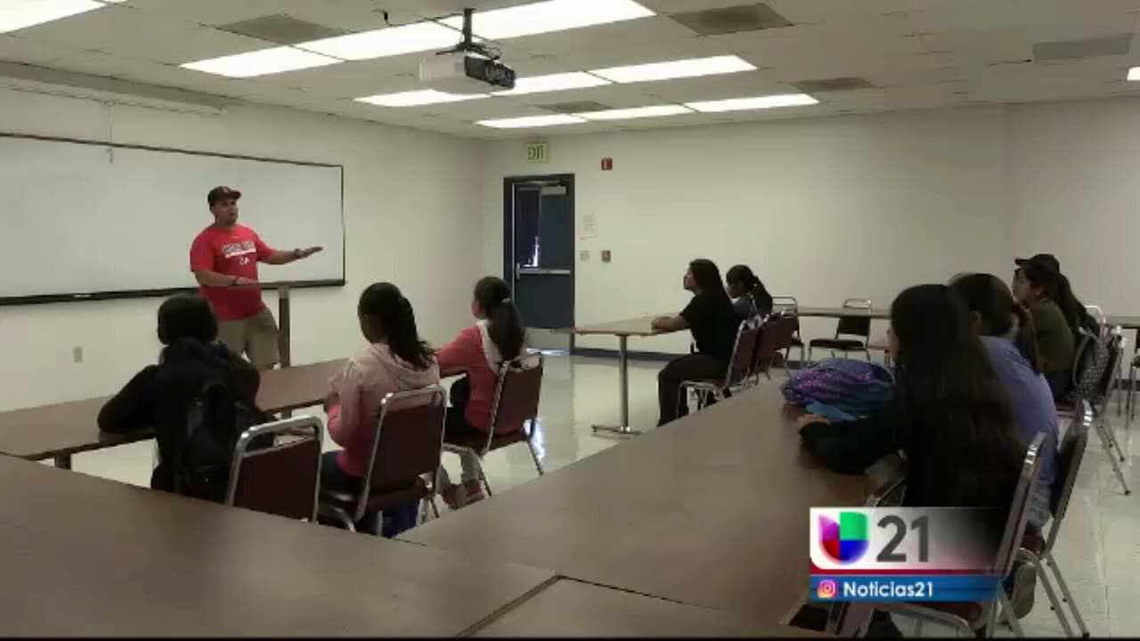 Estudiantes recorren la universidad de Fresno para aprender sobre carreras agrícolas