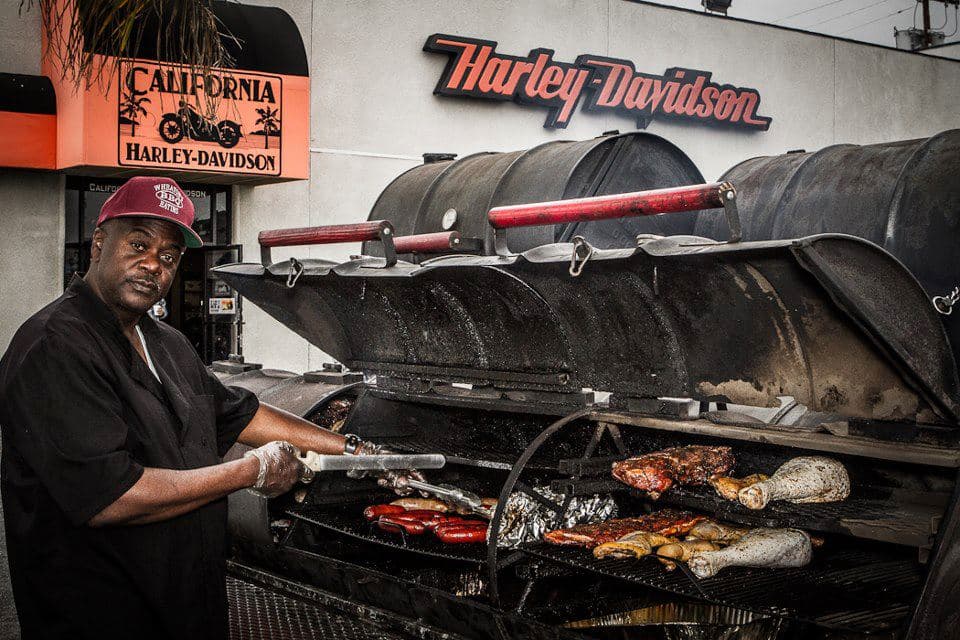 Asesinan a una mujer en popular puesto de comida callejera