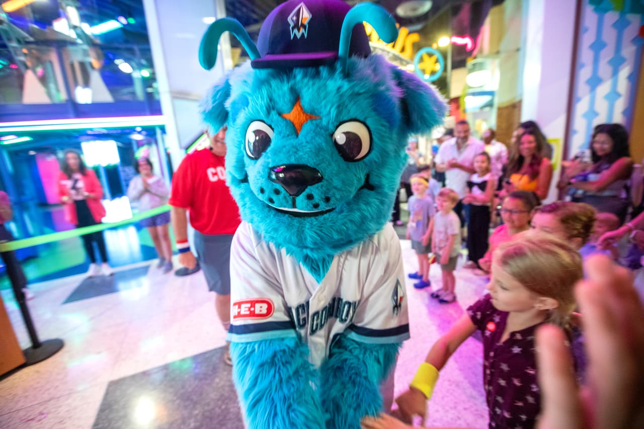 Durante la inauguración estuvo presente Clutch de los Houston Rockets, Diesel del Houston Dynamo, Orbit de los Houston Astros y Orion de los Sugar Land Space Cowboys.