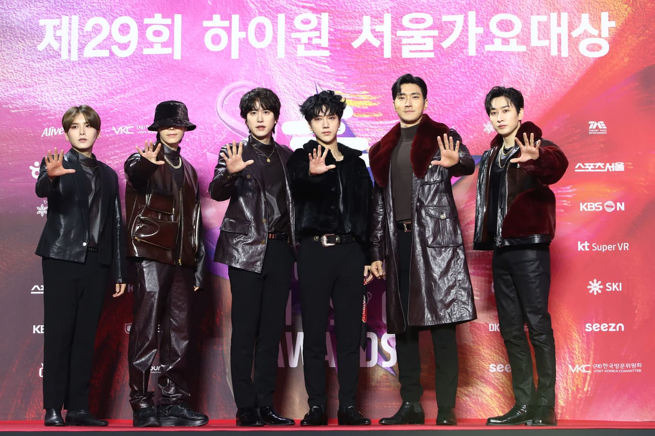 <h2 class="cms-H2-H2">Super Junior</h2>
<br>
<br>En 2018, Super Junior y Reik se unieron para grabar un tema que fusiona el K-Pop y el pop latino titulado “One More Time (Otra vez)”. La agrupación coreana ha tenido una conexión tan fuerte con Latinoamérica, que han cantado en español, y tiene un cover de 'Ahora Te Puedes Marchar,' en homenaje a Luis Miguel.