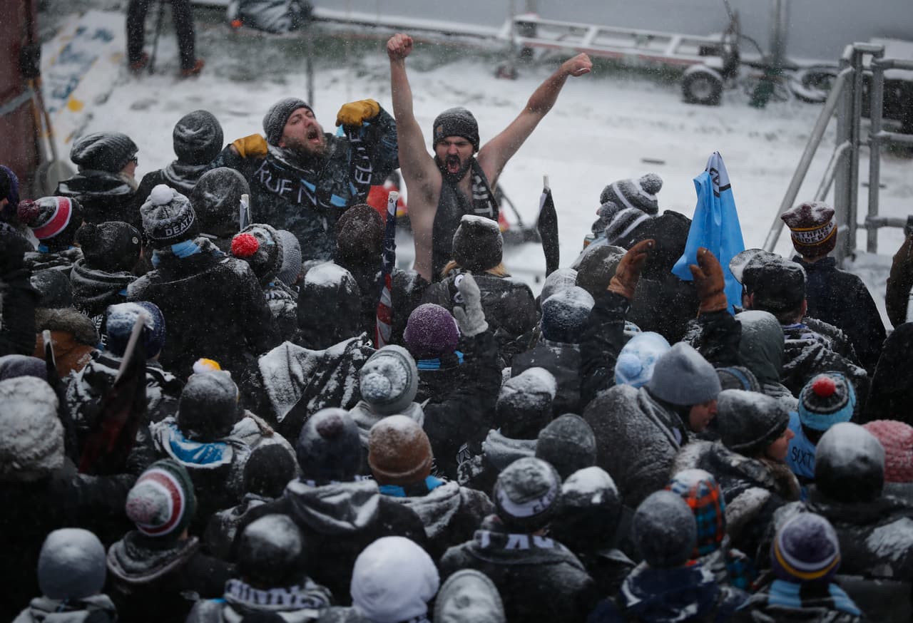 En la tribuna los aficionados de los 'Loons' no se dejaron espantar por la fuerte nevada, y el frío inclemente, gozandop cada minuto del partido y alentando sin parar.