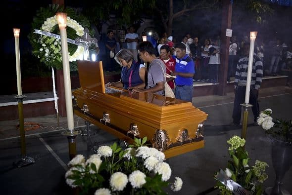 Bertha Nava Martínez, la madre de Julio César, junto al féretro de su hijo, muerto durante un ataque de policías en Iguala.