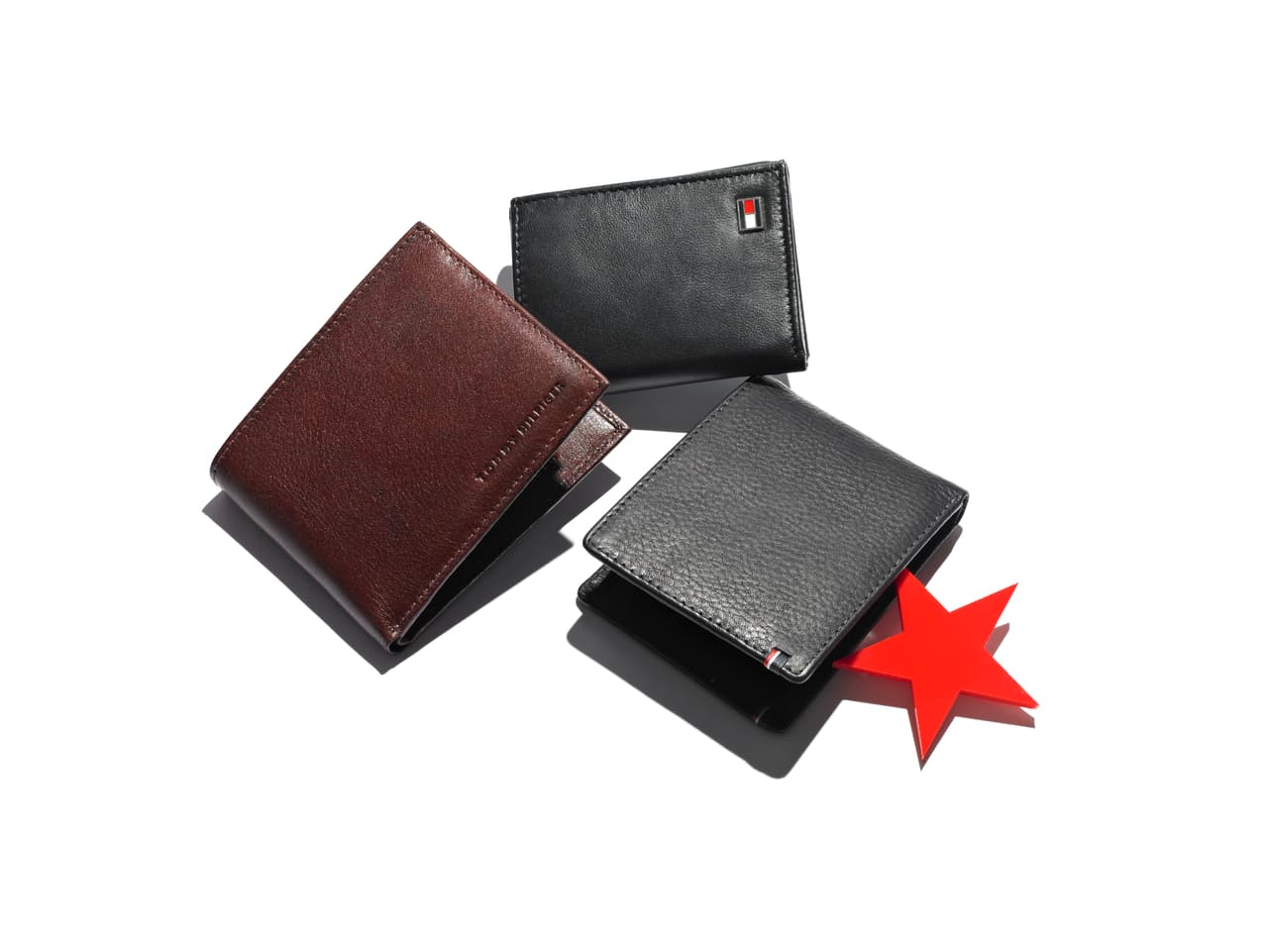 El artículo que todo hombre debe tener, una cartera. Pero no cualquier cartera, en Macy's puedes encontrar estos modelos de Tommy Hilfiger sin gastar mucho.