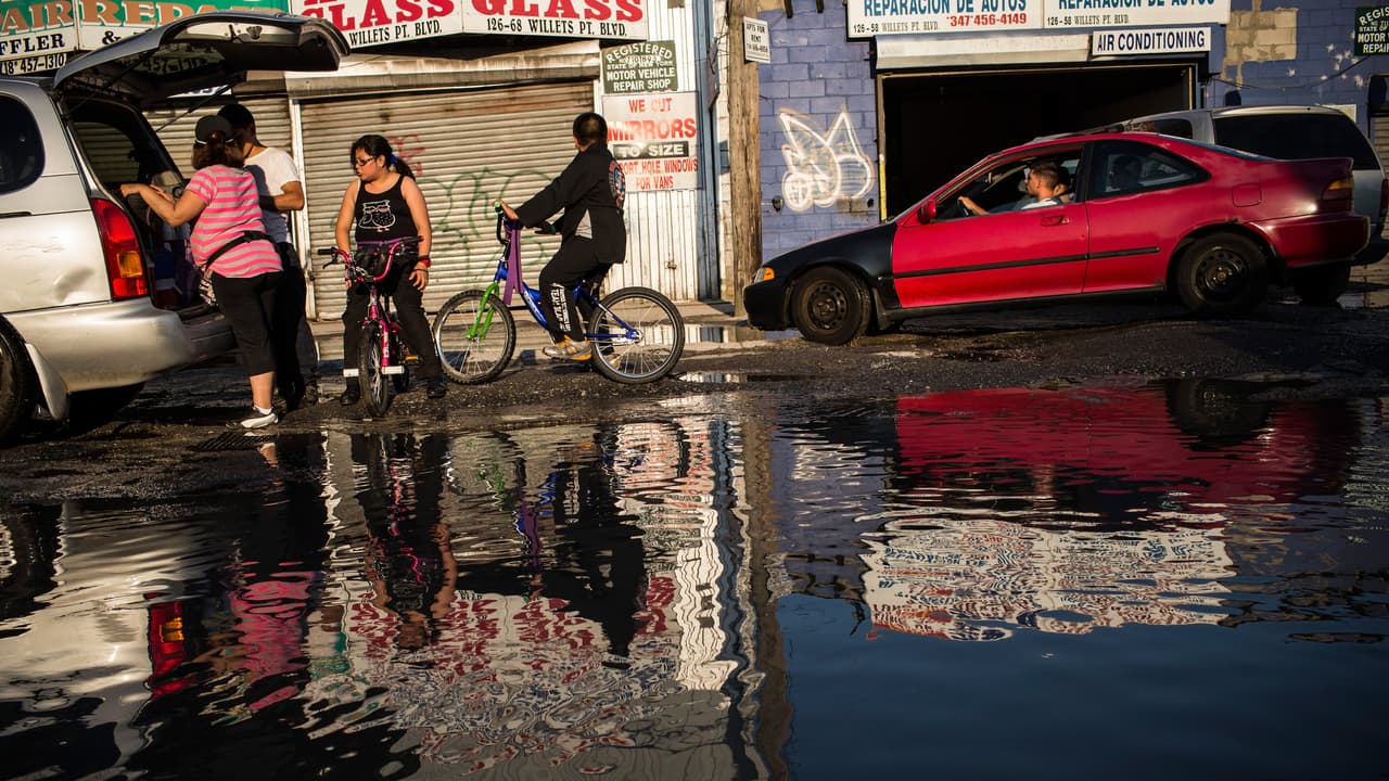 Según el estudio de la ciudad de Nueva York, titulado: Sandy and its Impacts, tras el fuerte impacto de huracán Sandy, que causó daños por más de $19 mil millones, la Oficina de Manejo de Emergencias de la ciudad ya ha comenzado, como medida preventiva, a instalar sacos de arena alrededor del bajo Manhattan para proteger la costa mientras se consideran soluciones permanentes.