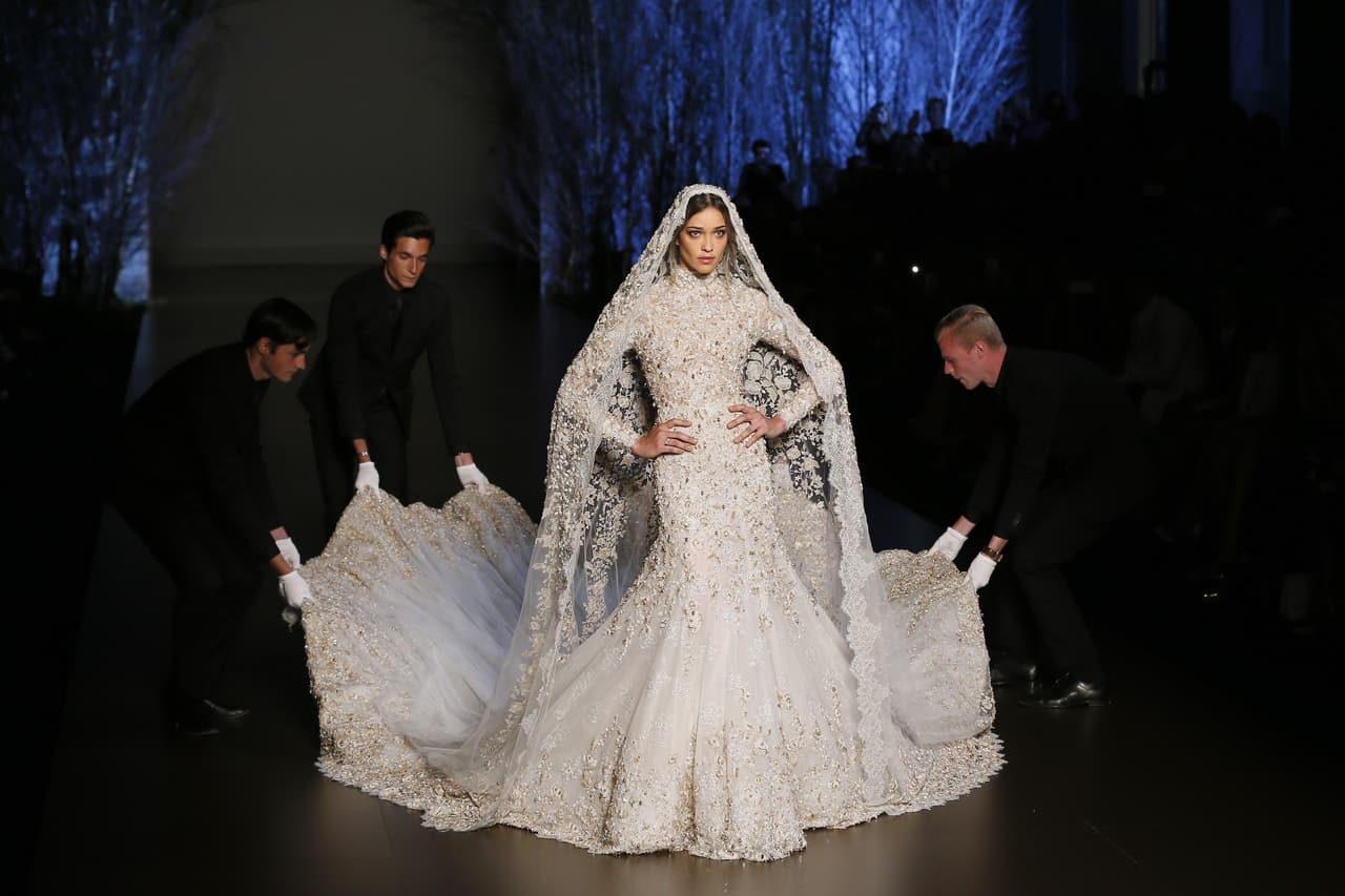 Y es ahora que los diseñadores (conocidos por el excesivo costo de sus vestidos) vuelven a estar en boca de todos y a rankear en las casas de apuestas británicas.