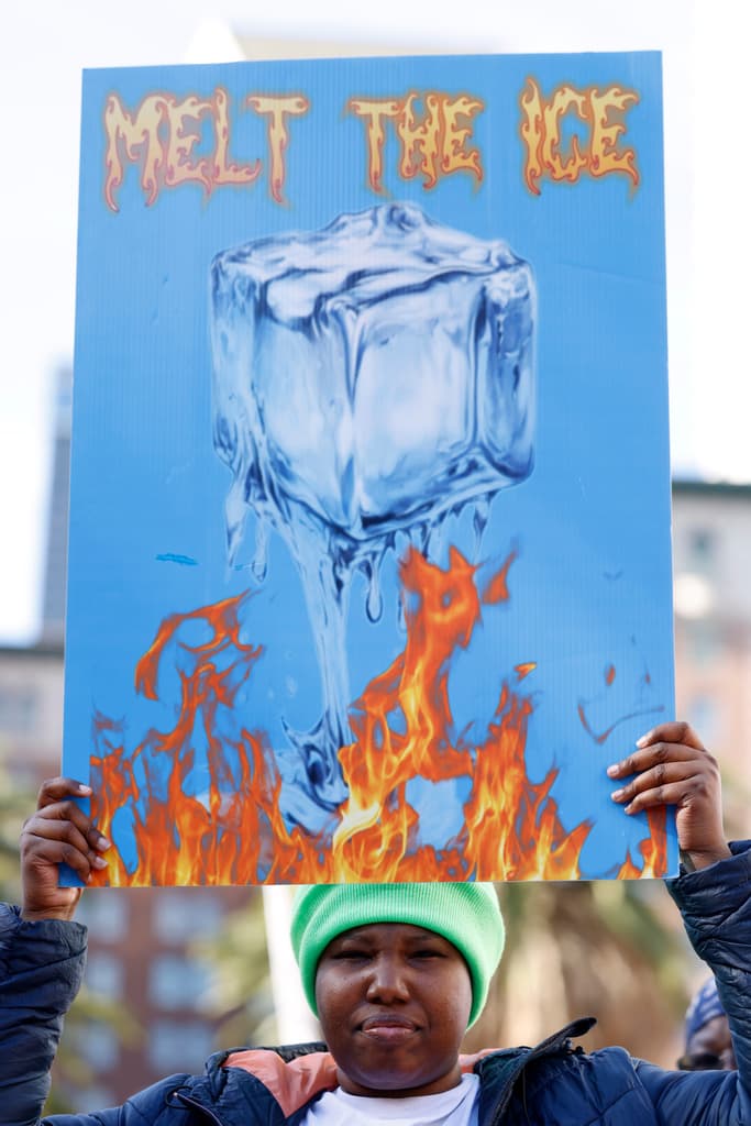 En Los Ángeles, más de 3.000 manifestantes llenaron Pershing Square en el centro de la ciudad a partir de las 2 p.m., con carteles que exigían "Fin a los escuadrones de la muerte de ICE" y "No a la ocupación de Venezuela".