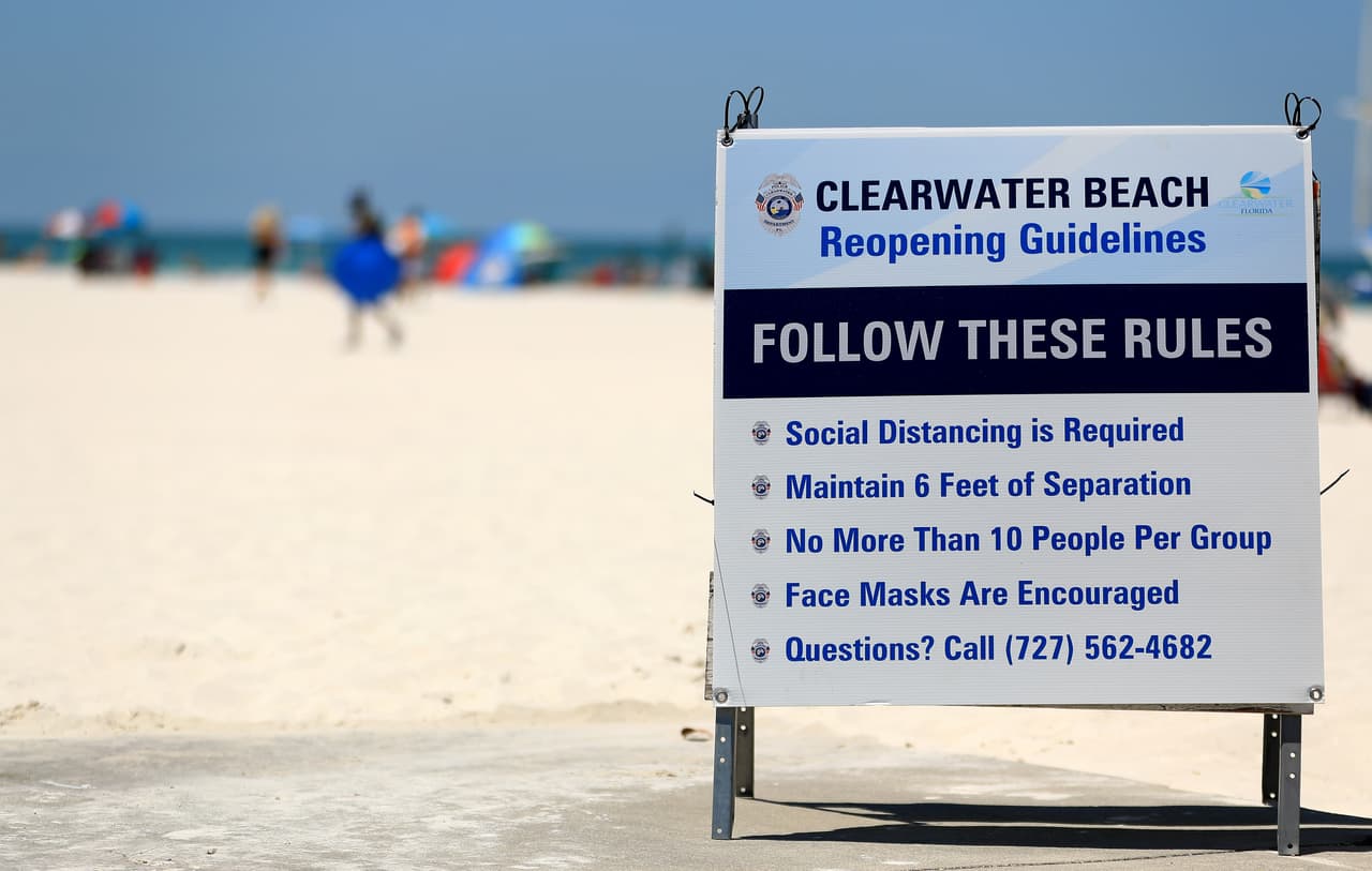 Las personas deben cumplir la medidas de distanciamiento social y llevar sus productos de desinfección.