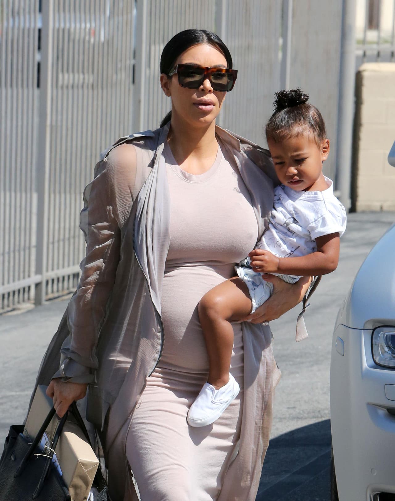 Los paparazzi la captaron llevando a su nena a la fiesta de cumpleaños de una amiguita.