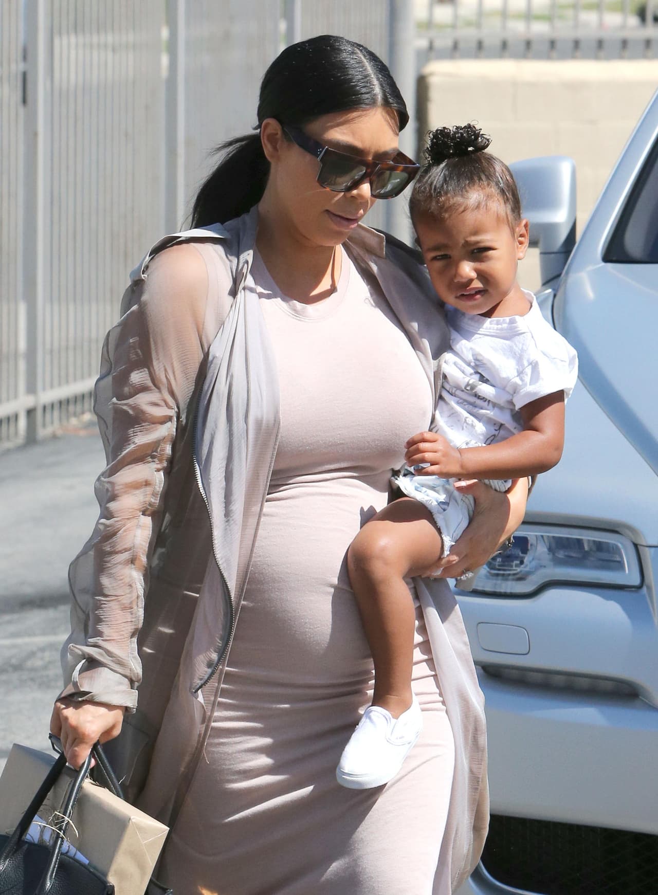 Llevaba a Nori en brazos.