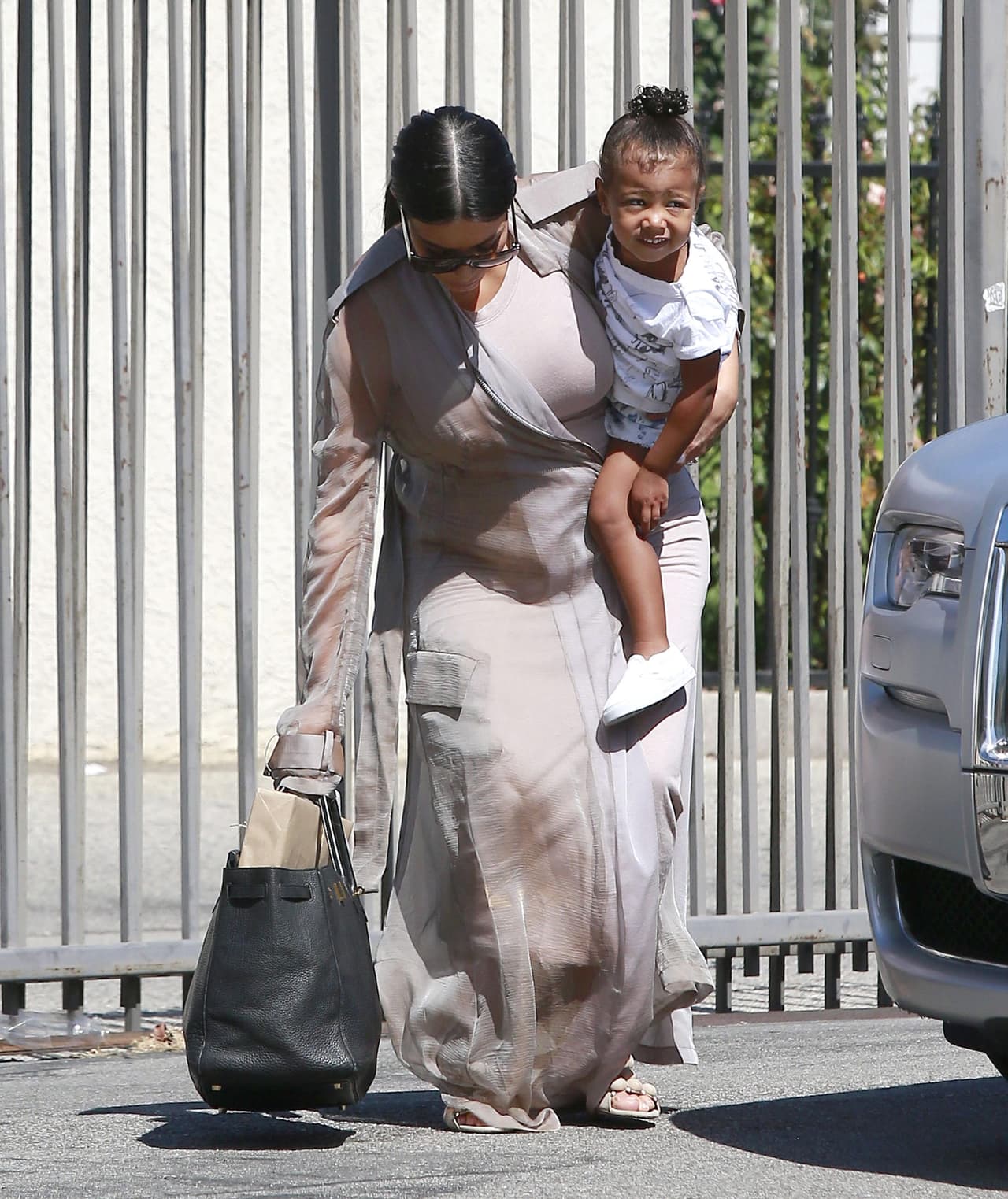 Un ajustado vestido y unas altísimas zapatillas.