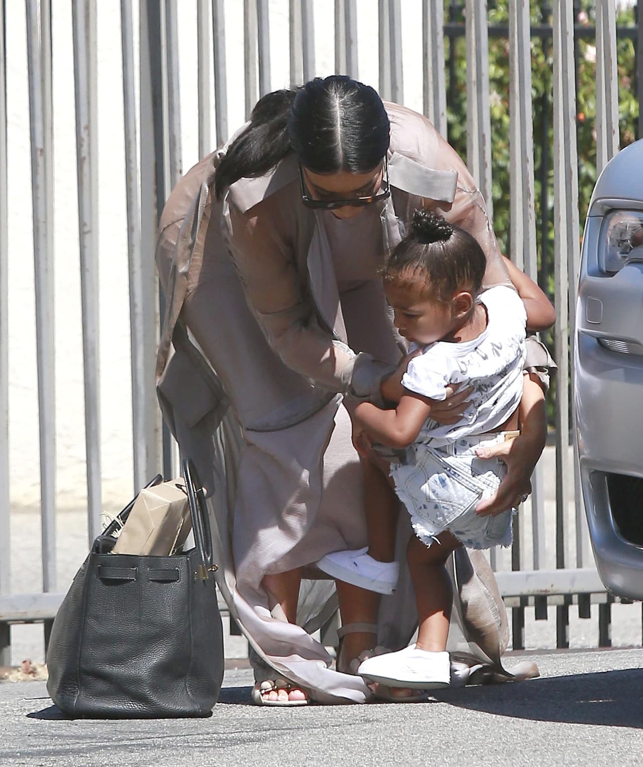 Para rematar, un enorme bolso en el que llevaba el regalo de cumpleaños.