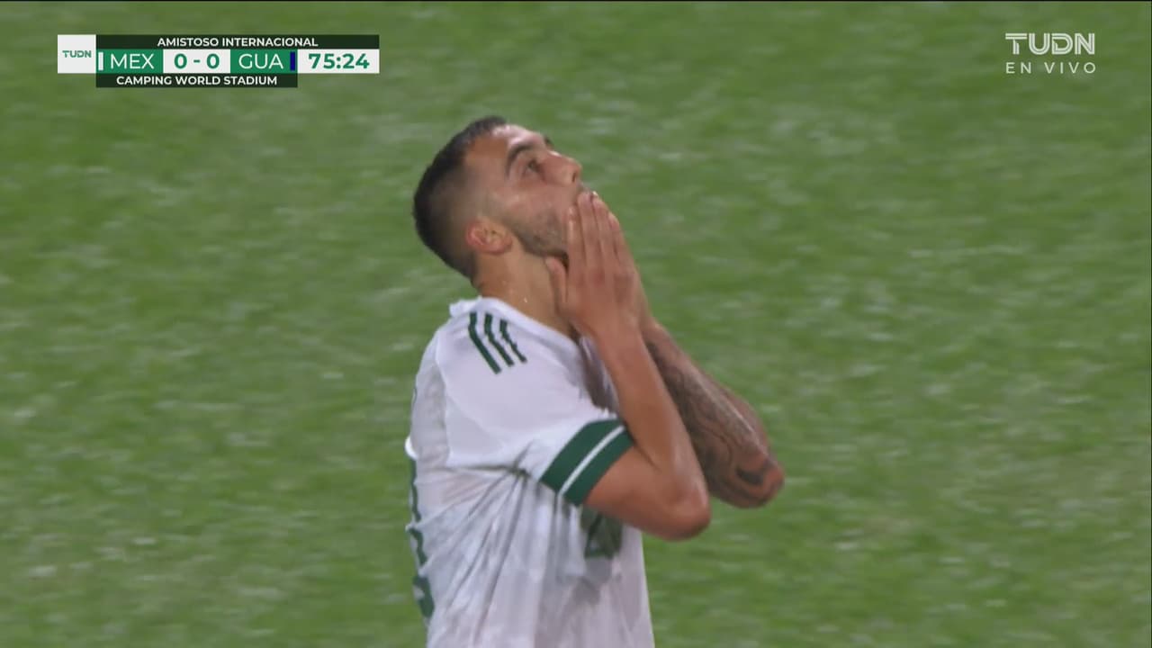 ¡Cerca la bala! Luis Chávez por poco se manda un golazo ante Guatemala